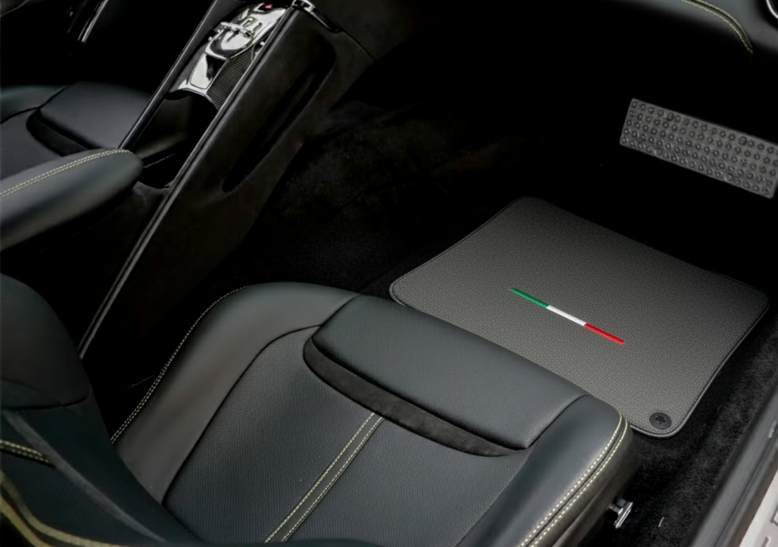 Mats de carro cinzentos para Ferrari Roma (2021-2024) Edição Italiana - AutoWin