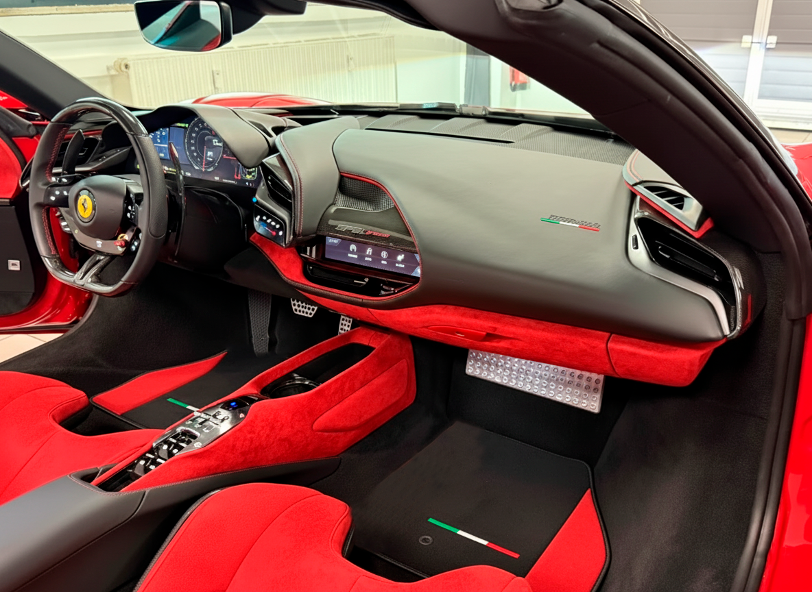 Tapetes de carro pretos para Ferrari SF90 Stradale (2019-2024) com couro Alcantara vermelho - AutoWin