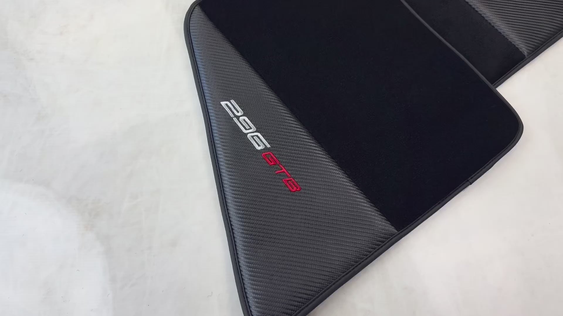 Mats de carro pretos para Ferrari 296 GTB (2022-2025) com fibra de carbono - AutoWin