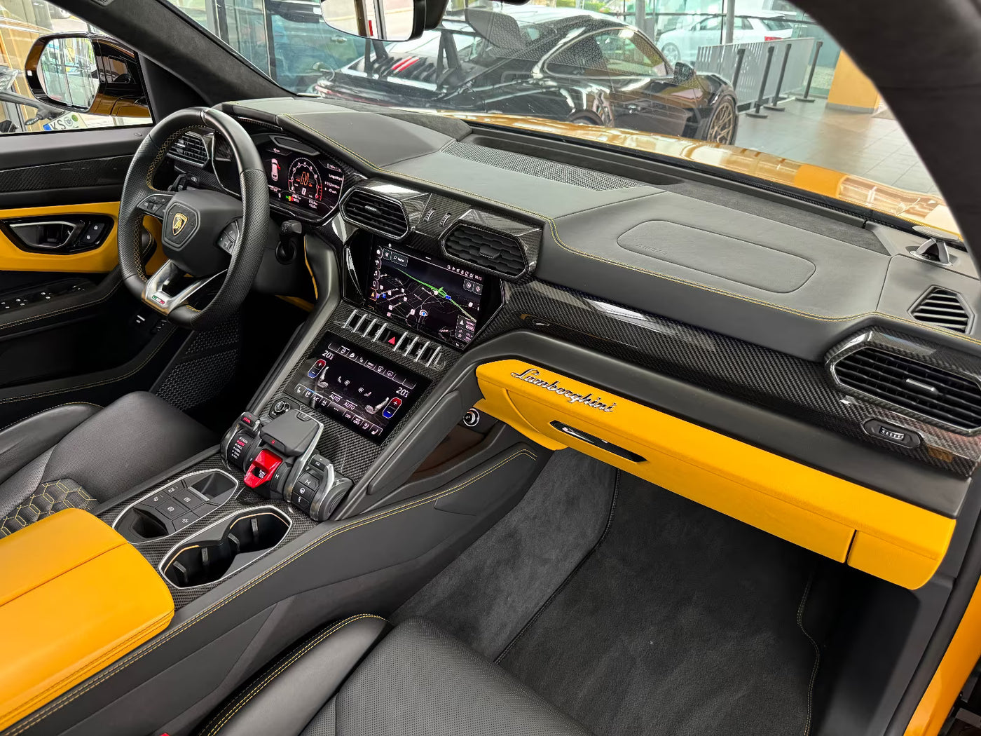 Tapetes de carro Lamborghini Urus pretos personalizados com detalhes amarelos