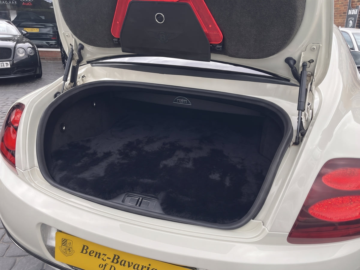 Tapetes de carro em pele personalizáveis com padrão de linhas para Bentley Continental GT (2003–2011)