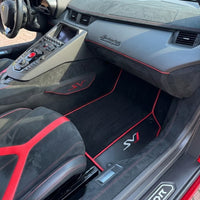 Mats de carro pretos para Lamborghini Aventador SVJ com fibra de carbono