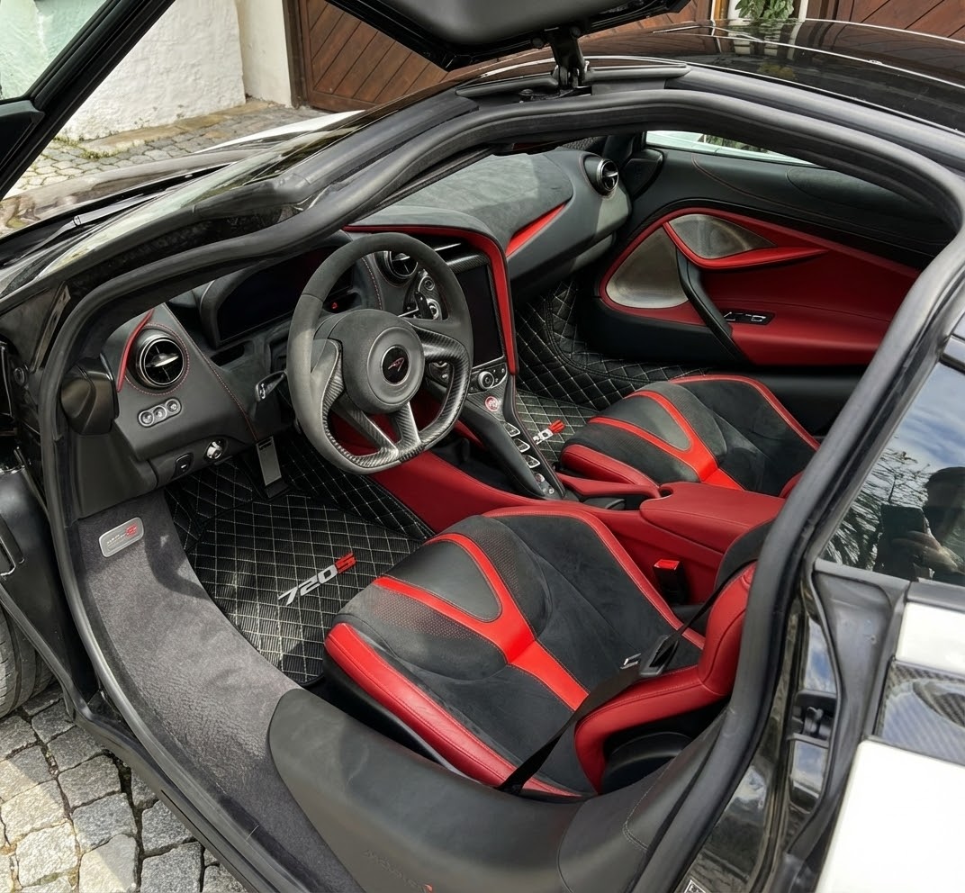 Tapetes de carro para McLaren 720S pretos personalizados com borda amarela - AutoWin