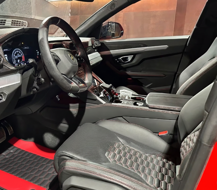 Mats de carro personalizados em couro preto para Lamborghini Urus S com couro nappa vermelho
