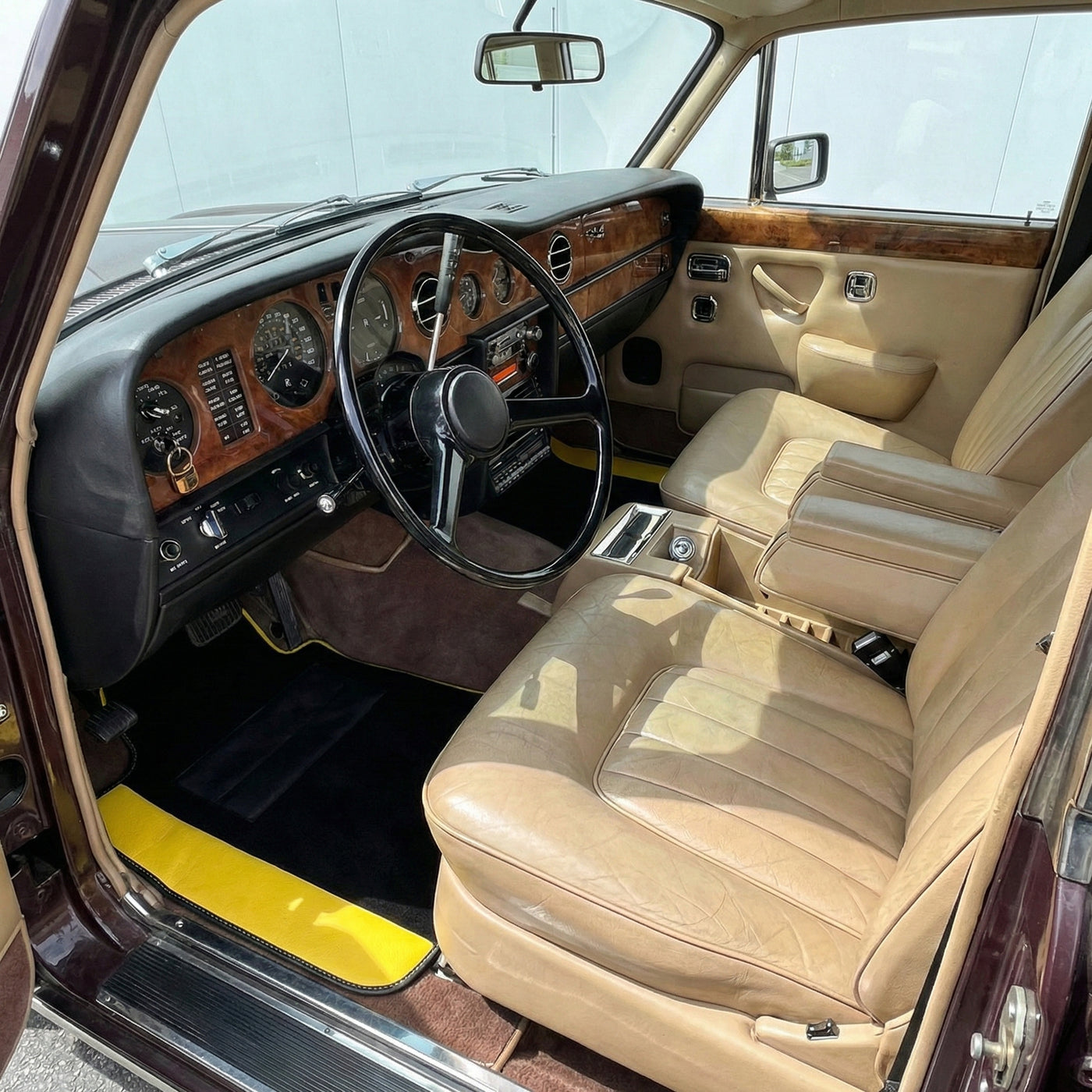 Mats de carro personalizados para Rolls Royce Shadow (1965-1977) com couro amarelo