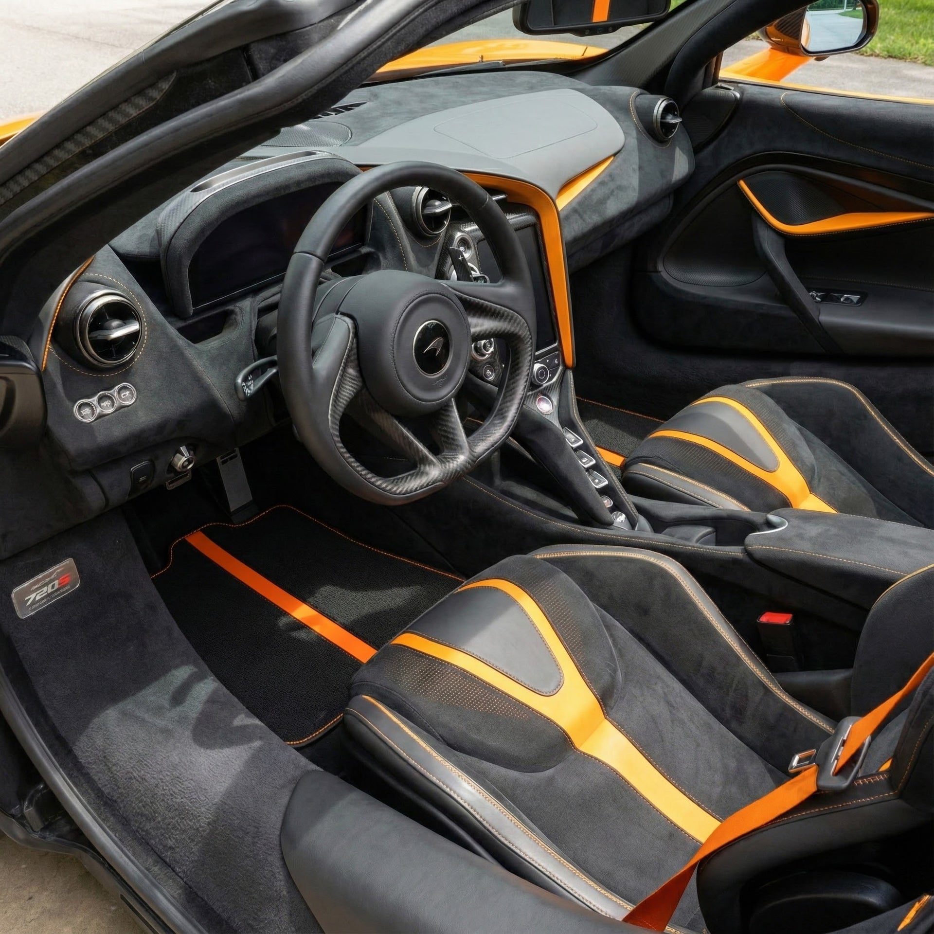 Tapetes de carro para McLaren 720S pretos personalizados com borda amarela - AutoWin