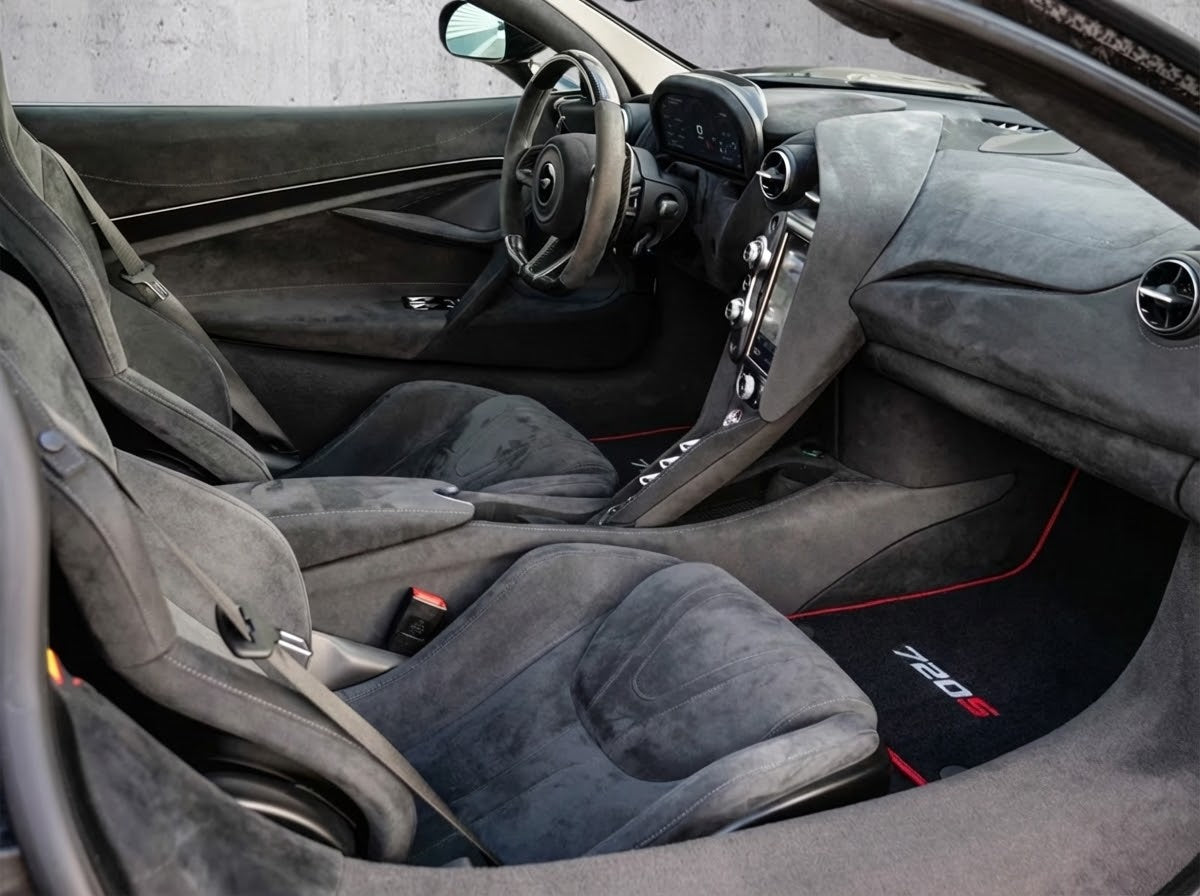 Tapetes de carro para McLaren 720S pretos personalizados com borda amarela - AutoWin