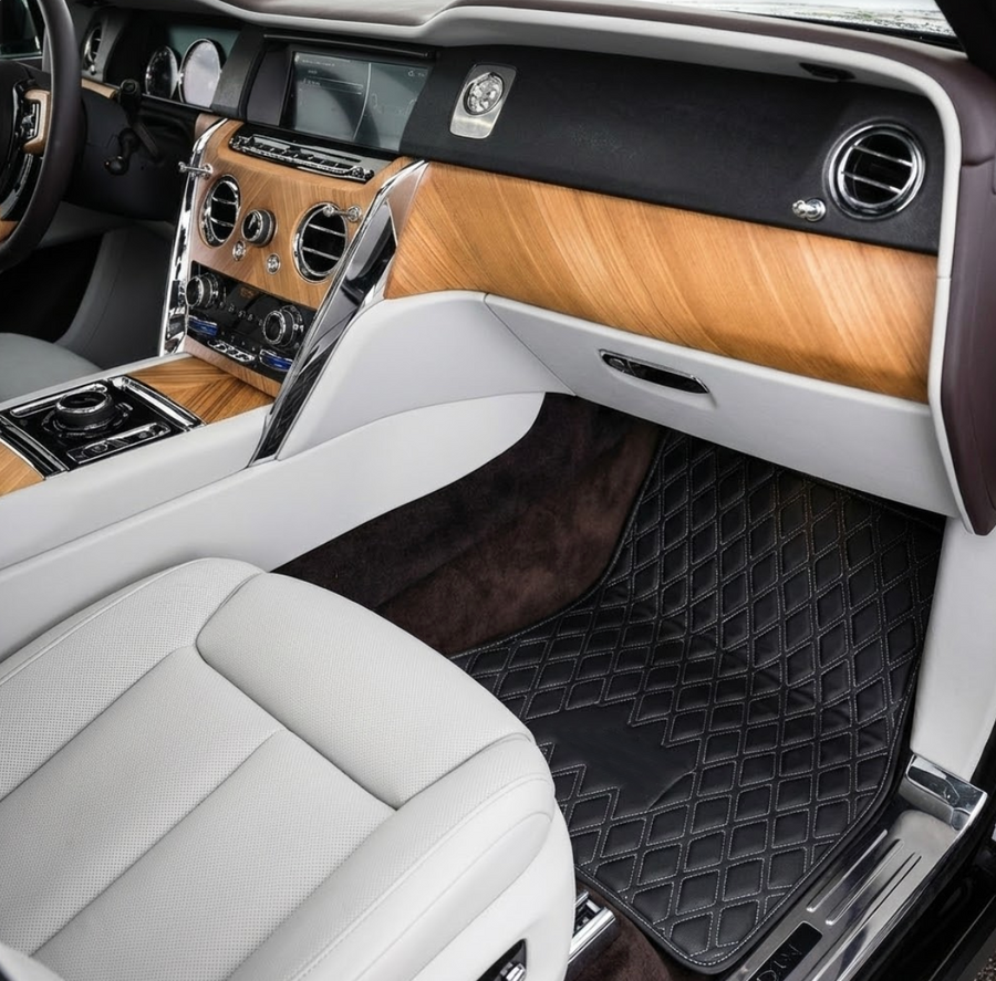 Mats de Carro Personalizados em Couro Preto para Rolls Royce Cullinan (2018-2025) com Costuras Brancas