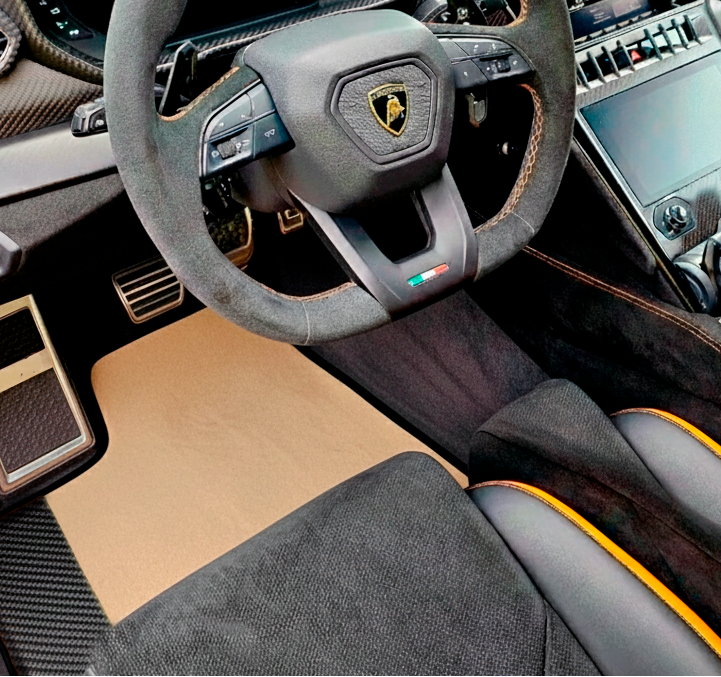 Tapetes de carro bege personalizáveis para Lamborghini Urus Performante com pele de carbono
