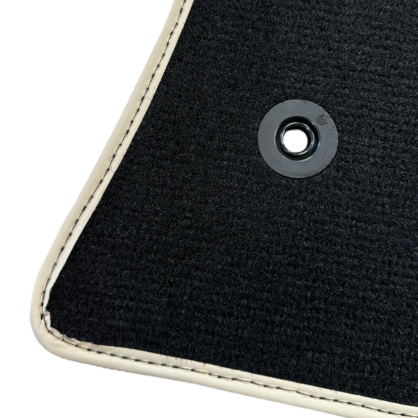 Black Floor Mats For Mitsubishi Pajero V80 (2006-2011) - AutoWin