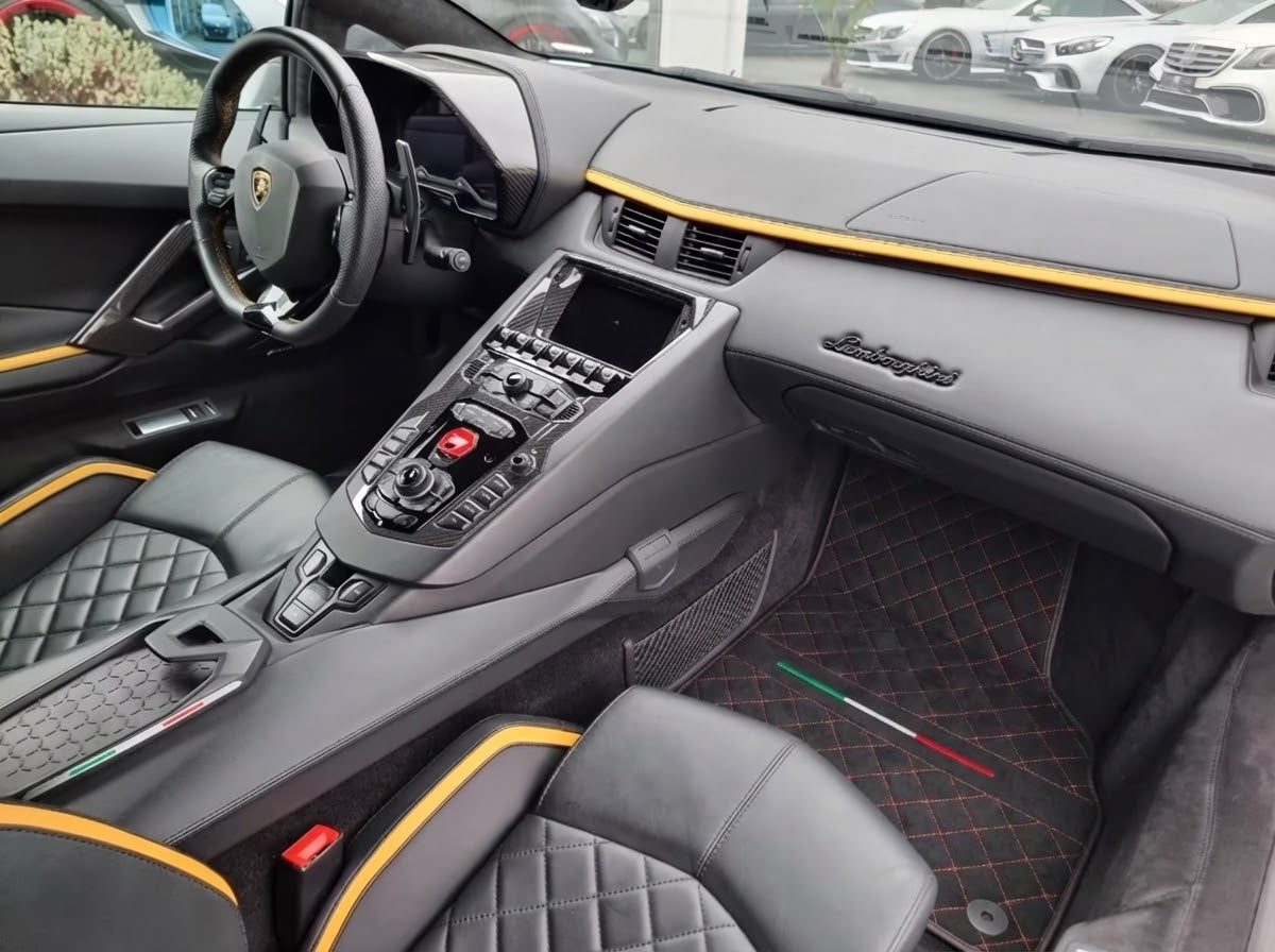 Tapetes de carro em pele Alcantara personalizáveis para Lamborghini Aventador | Costura Vermelha