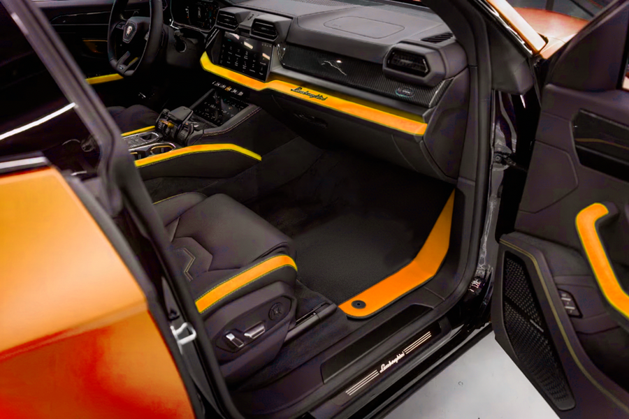Tapetes de carro pretos personalizáveis para Lamborghini Urus S com couro Alcantara laranja