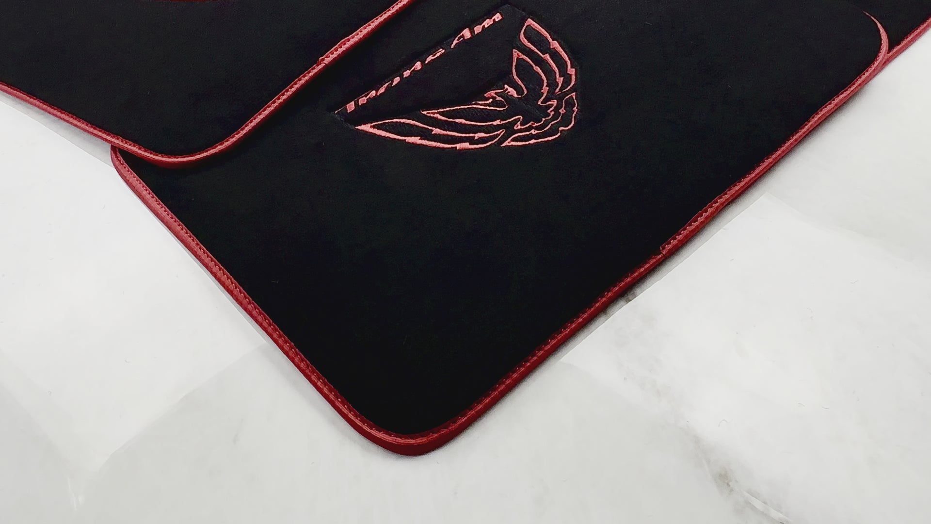 Mats de carro pretos com borda vermelha para Pontiac FireBird (1993-2002) Trans Am - AutoWin