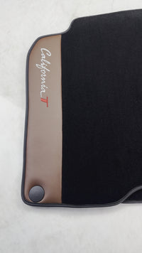 Tapetes de carro pretos para Ferrari California T 2015–2018 com couro castanho