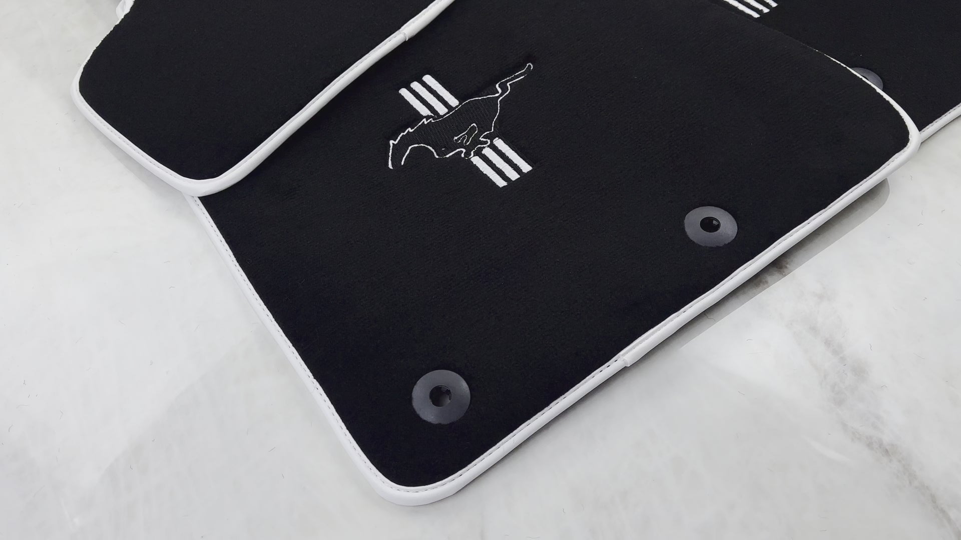 Mats de carro pretos com borda branca para Ford Mustang V FL (2011-2014) com Pony - AutoWin.EU