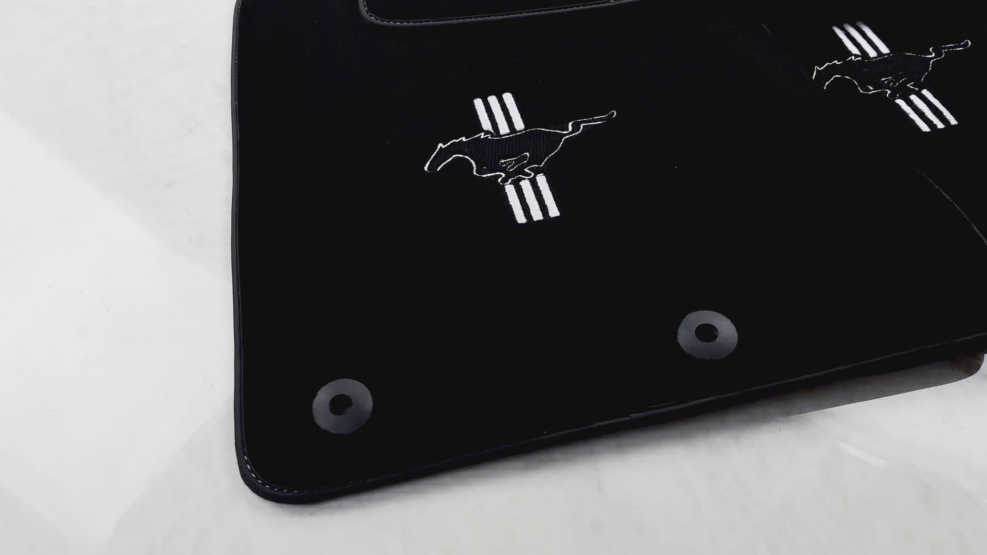 Alcatifas pretas para carro Ford Mustang V FL (2011-2014) com Pónei - AutoWin.EU