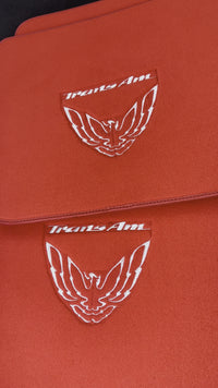 Tapetes de carro vermelhos para Pontiac de primeira geração FireBird (1967-1969) com logótipo Trans Am