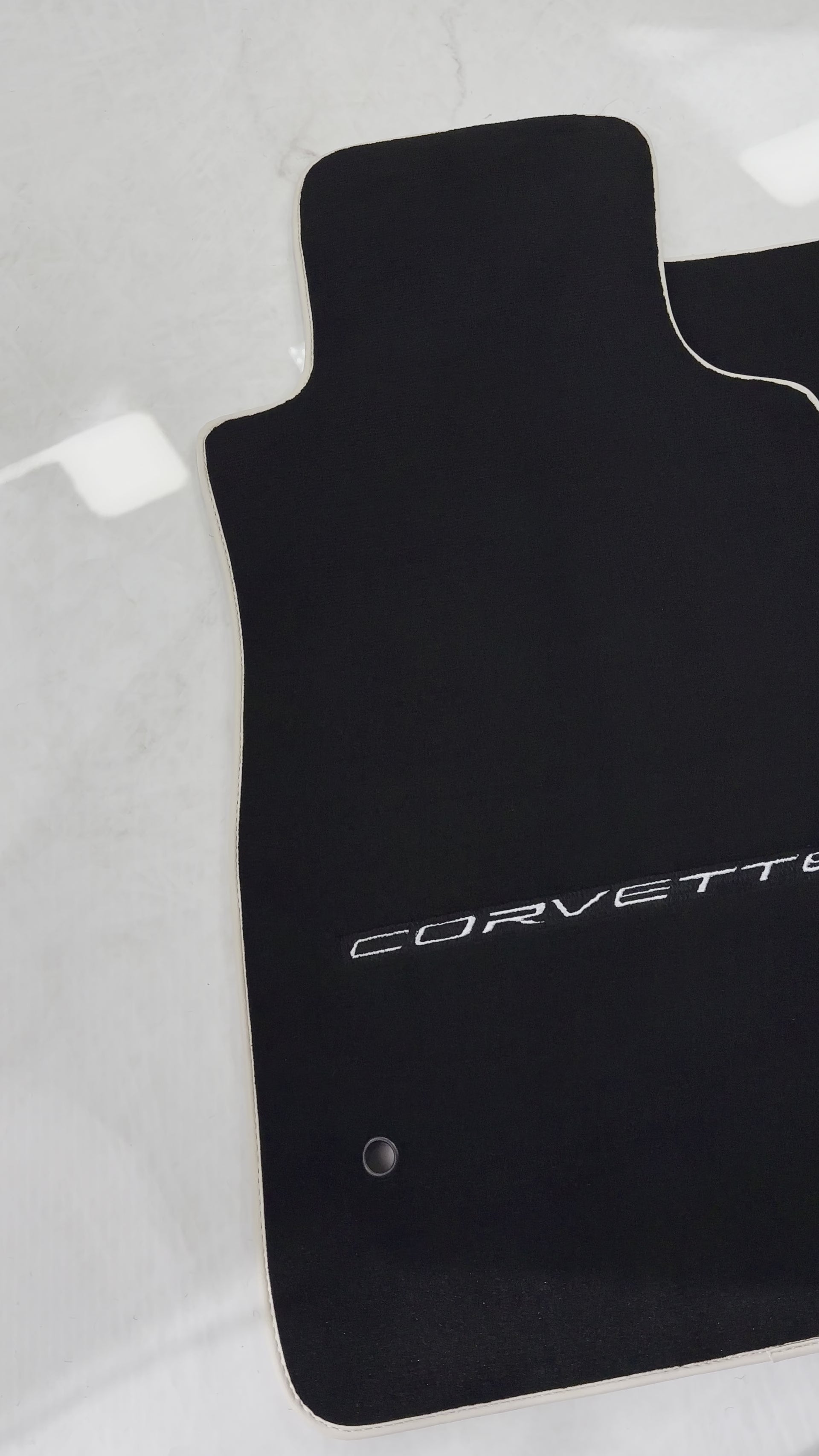 Tapetes de carro pretos para Chevrolet Corvette C6 (2005-2013) com acabamentos bejes - AutoWin