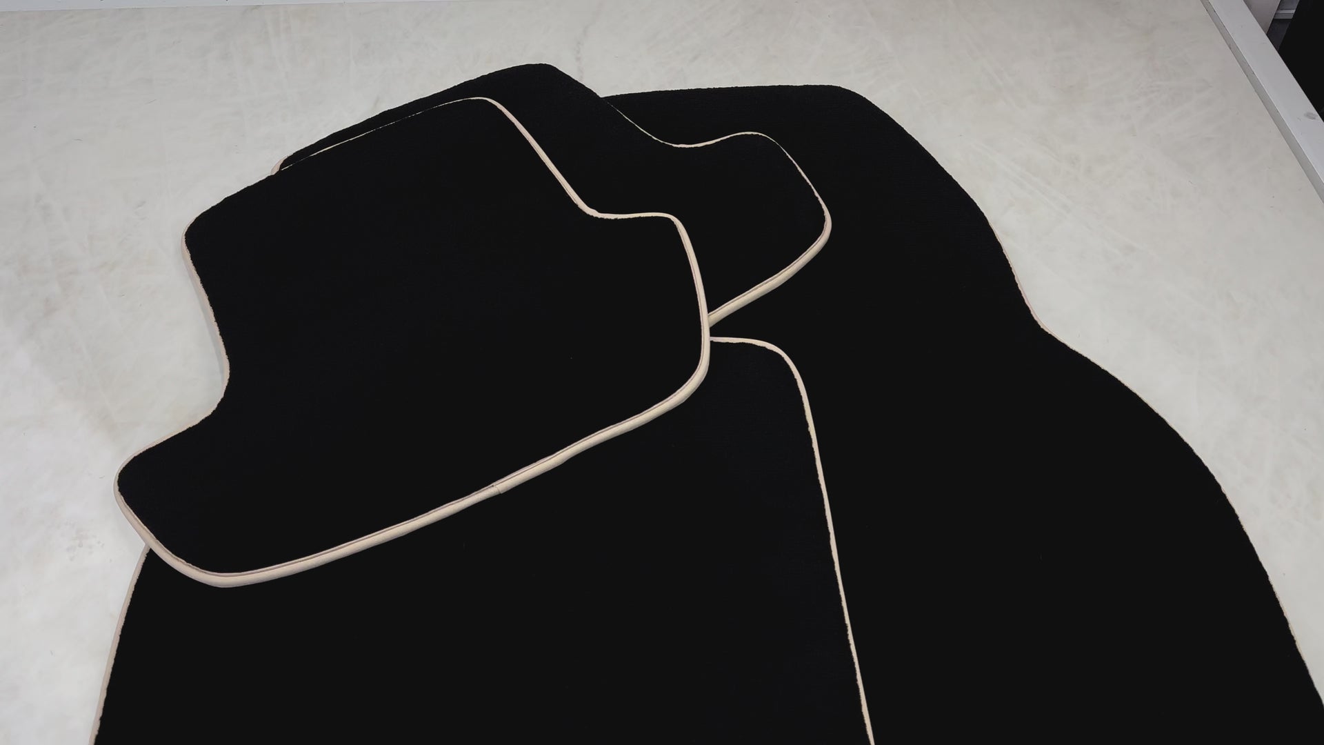 Tapetes de carro pretos para Porsche Cayenne (2018-2023) | Acabamento bege - AutoWin