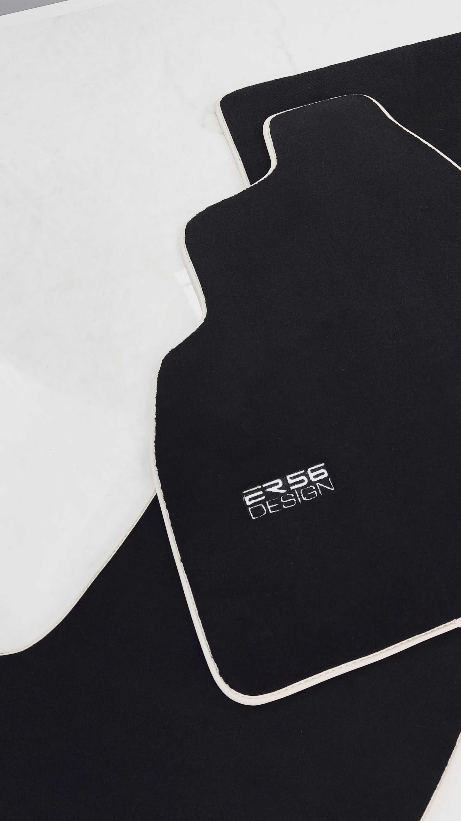 Tapetes de carro pretos para Toyota Land Cruiser 80 (1985-1997) com borda bege | Design ER56 - ER56 Design