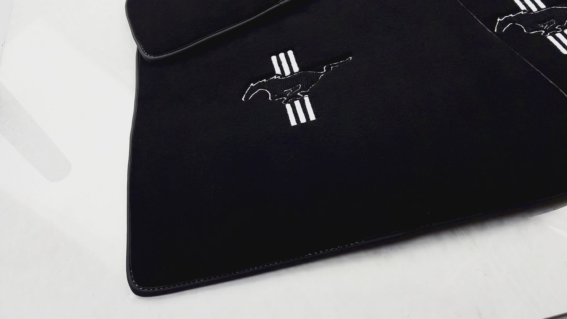 Mats de carro pretos para Ford Mustang V (2004-2010) com Pony - AutoWin.EU