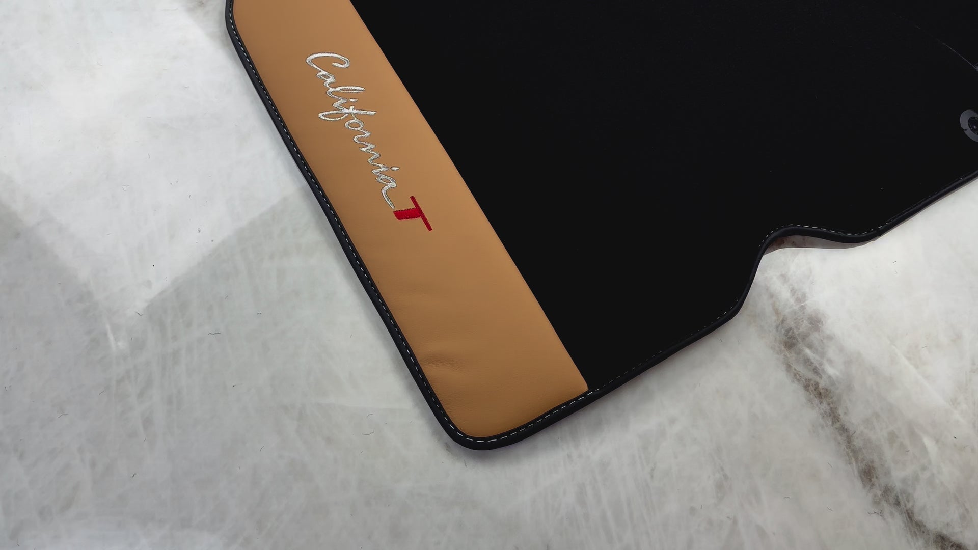 Mats de carro pretos para Ferrari California T (2015-2018) com couro Nappa bege - AutoWin