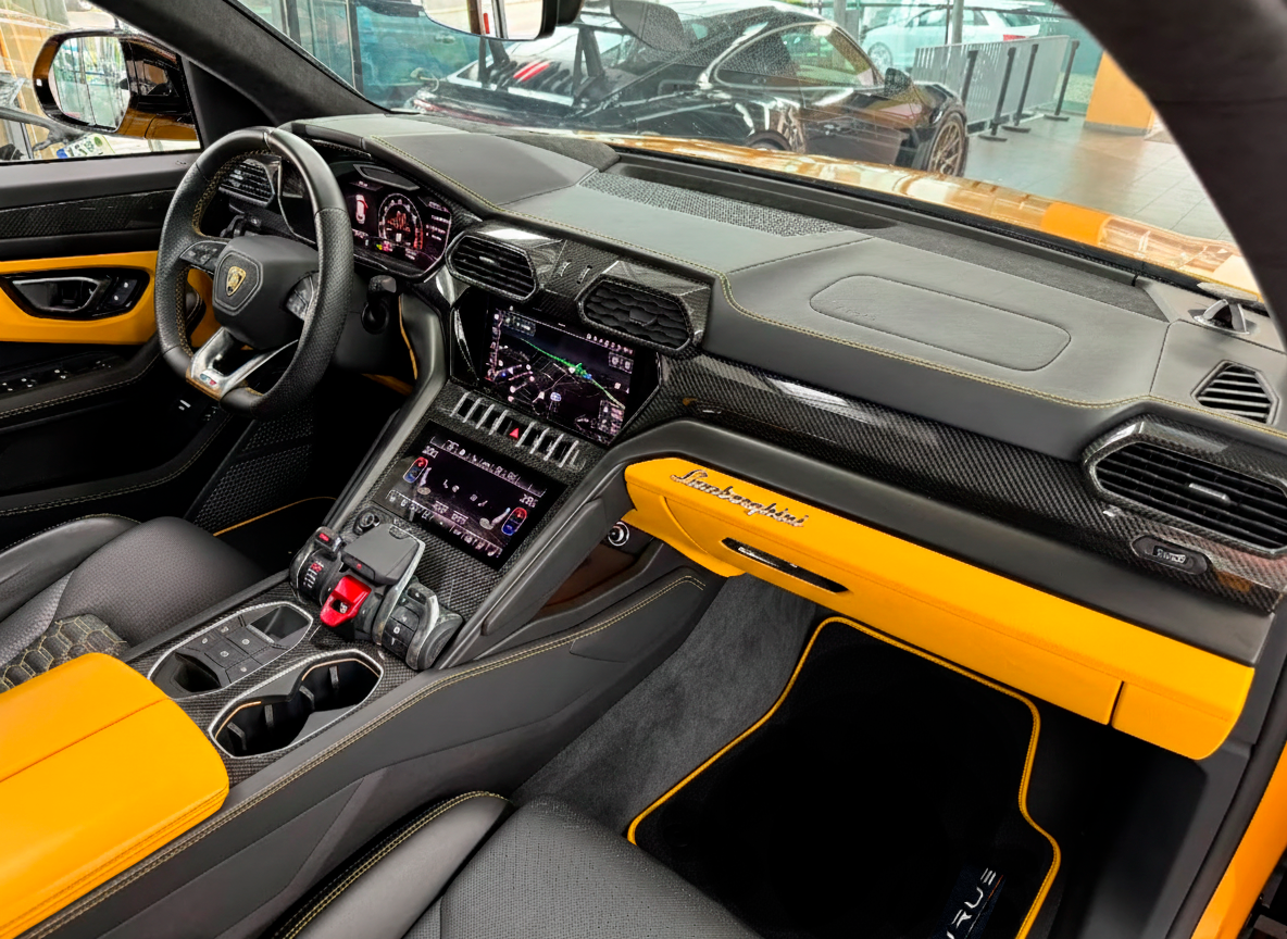 Mats de carro para Lamborghini Urus pretos sob medida com borda amarela