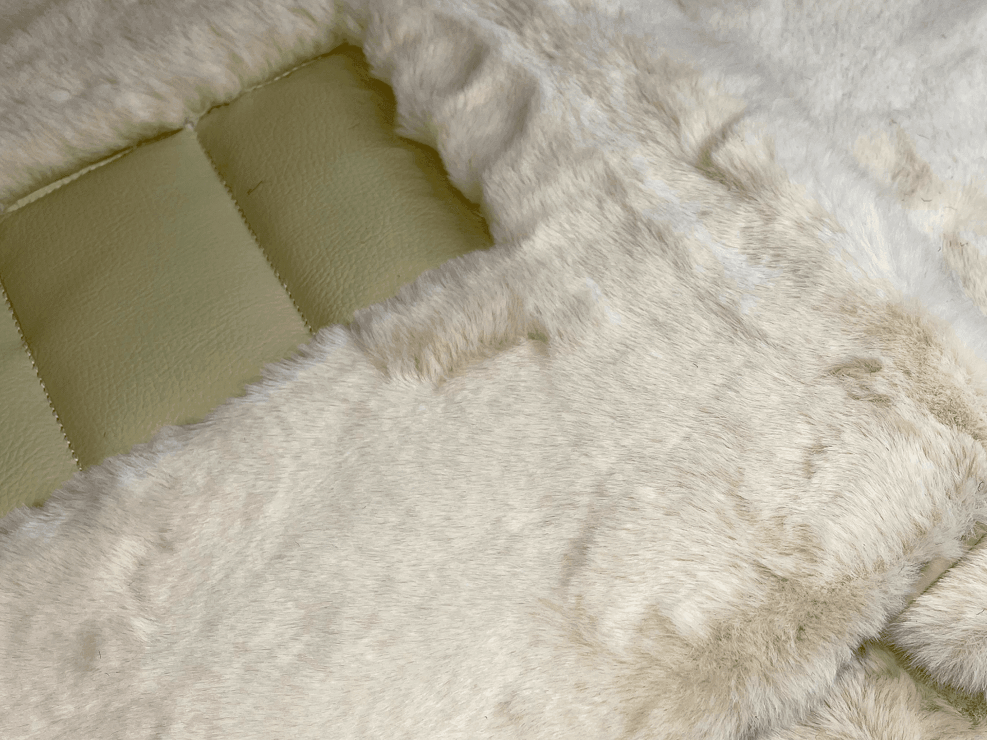 White Sheepskin Floor Mats For Bentley Continental GTC (2006–2011) Er56 Design - AutoWin